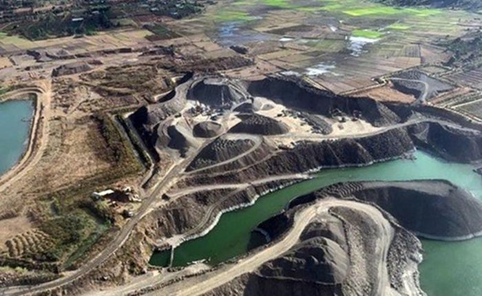 Nhìn từ trên cao, mỏ đá của Công Thăng Long đã khai thác thu hẹp một phần lớn diện tích đất ruộng trồng lúa.